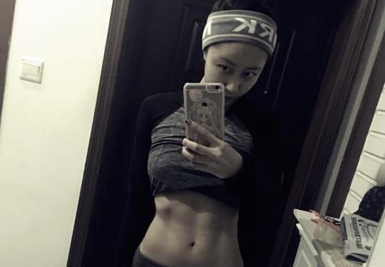 大连女神老师秀健身照 新年练腹了吗？