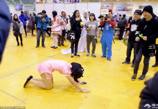 网红现身青岛漫展 女粉丝激动下跪磕头