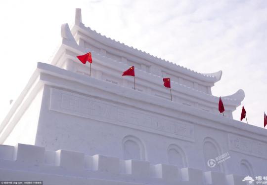 长春一公园建雪雕山寨天安门 城楼插满红旗