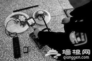 民警展示盗墓者使用的金属探测仪。资料图片