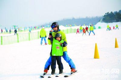三四岁的孩子已走进雪场 有的缺头盔有的少雪镜