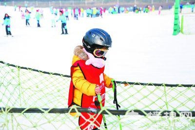三四岁的孩子已走进雪场 有的缺头盔有的少雪镜[墙根网]