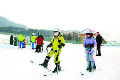 三四岁的孩子已走进雪场 有的缺头盔有的少雪镜[墙根网]