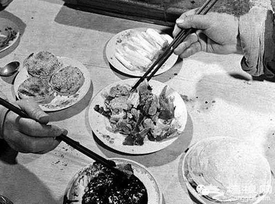 北京烤鸭七十年前是这么吃的[墙根网]