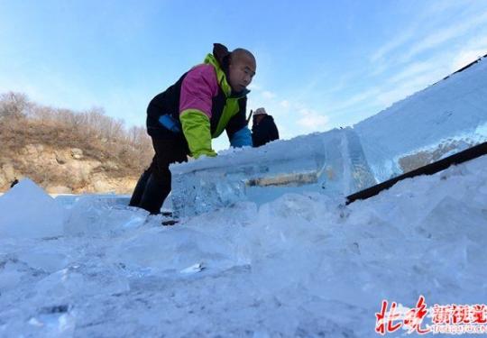 预热2016年延庆龙庆峡冰灯节 8米高山滑雪跳台最打眼