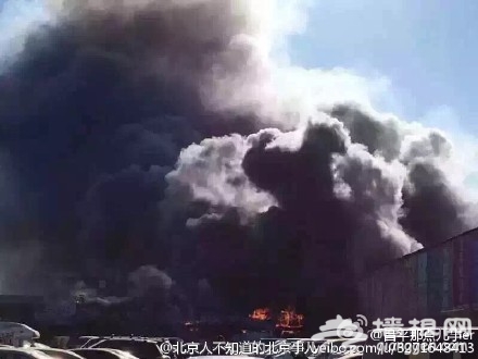 北京昌平万家灯火装饰城着火 商户停业