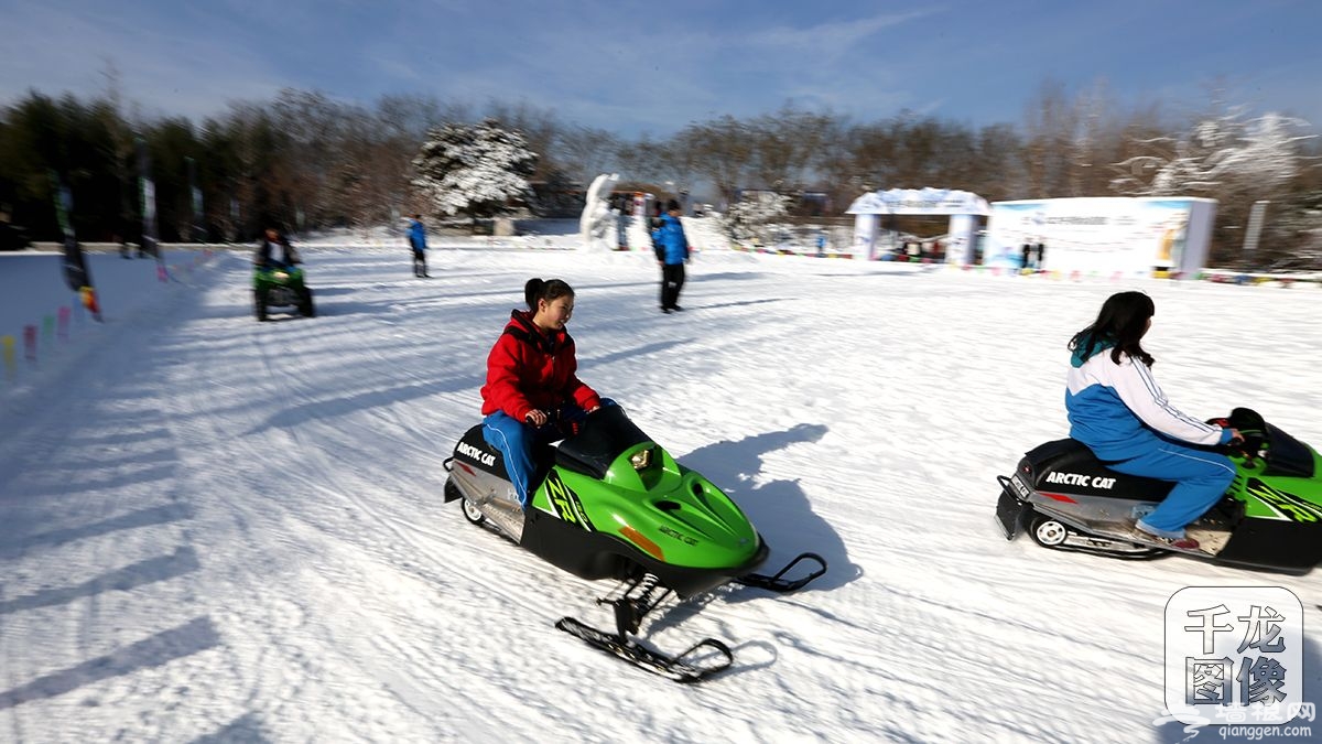 12月28日，雁栖湖首届影视冰雪文化节开幕。图为游客体验雪上摩托项目。千龙网记者 王悦摄