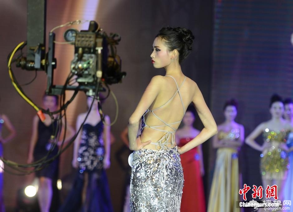 湖南选美上演中国版“维密” 19岁女孩折桂[墙根网]