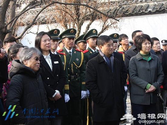 周恩来亲属及曾经在他身边的工作人员代表观看《桑梓情深》情景剧。