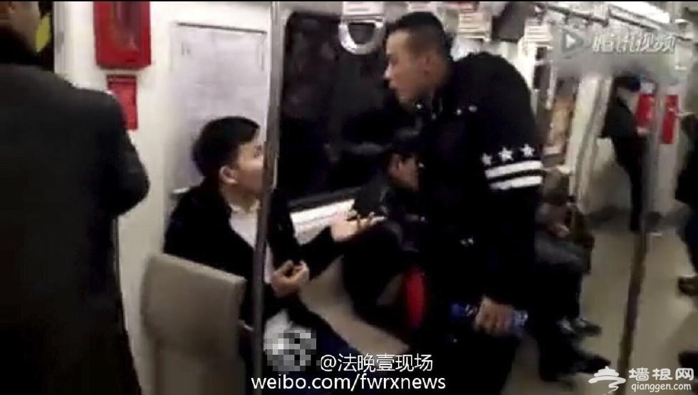 两男子地铁互骂 卖早点别来北京 你怎么看[墙根网]