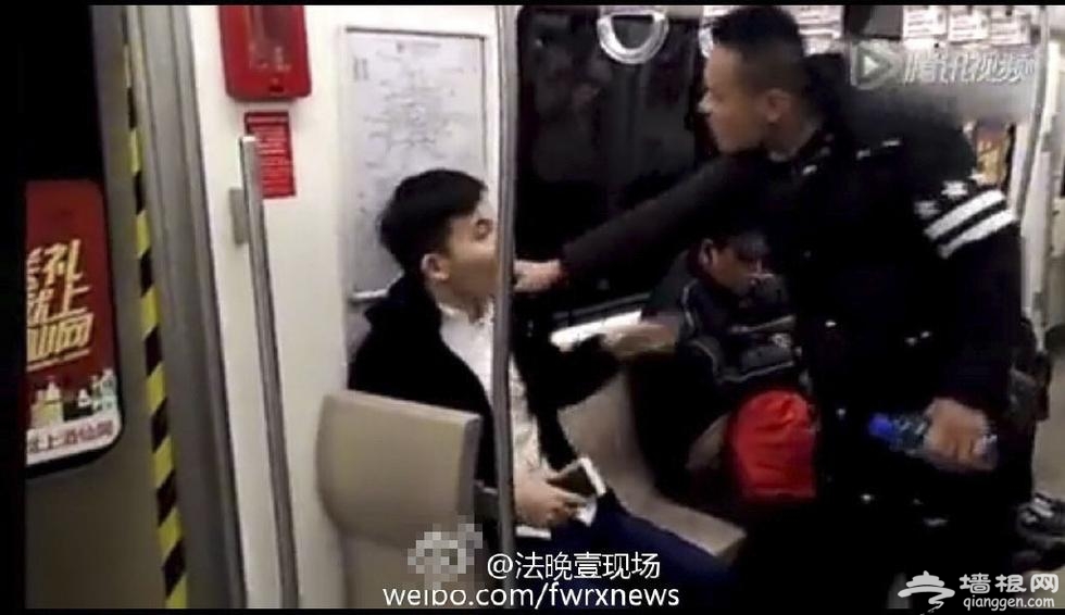 两男子地铁互骂 卖早点别来北京 你怎么看[墙根网]