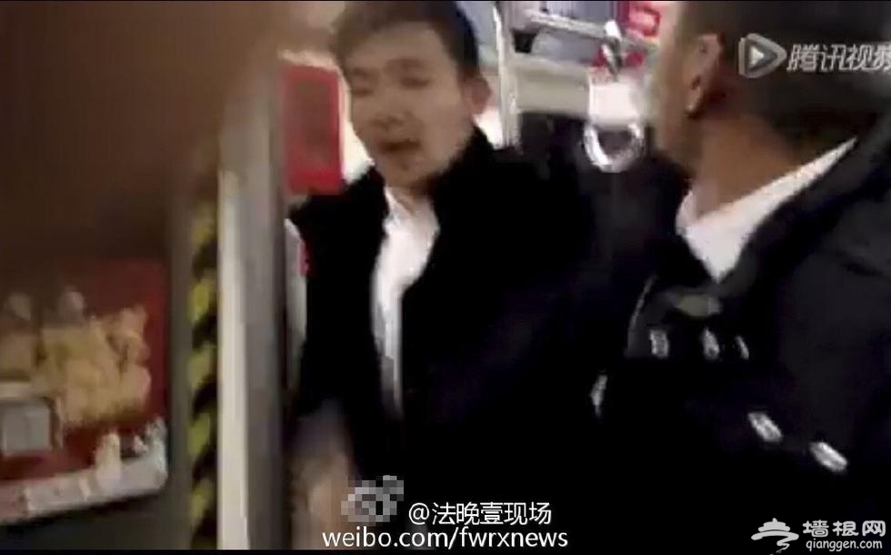 两男子地铁互骂 卖早点别来北京 你怎么看[墙根网]