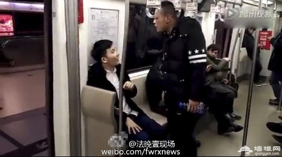 两男子地铁互骂 卖早点别来北京 你怎么看[墙根网]