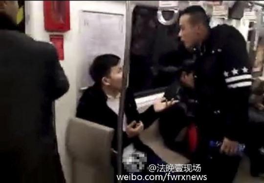 两男子地铁互骂 卖早点别来北京 你怎么看