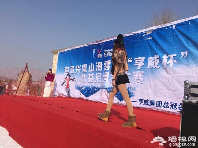 兰州比基尼滑雪，美女爆照！[墙根网]