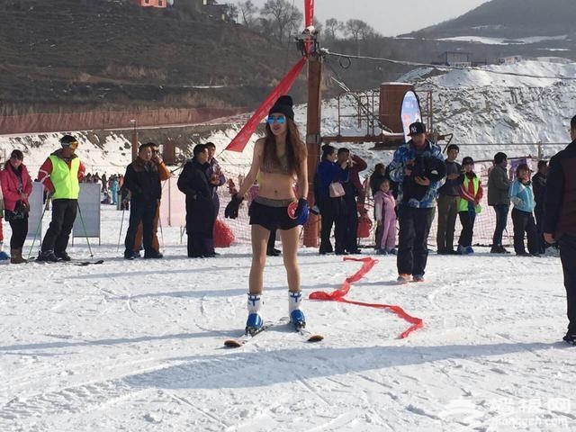 兰州比基尼滑雪，美女爆照！[墙根网]