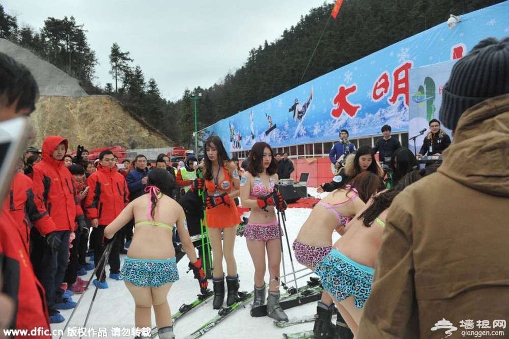 国人够大胆！比基尼美女滑雪场秀性感[墙根网]