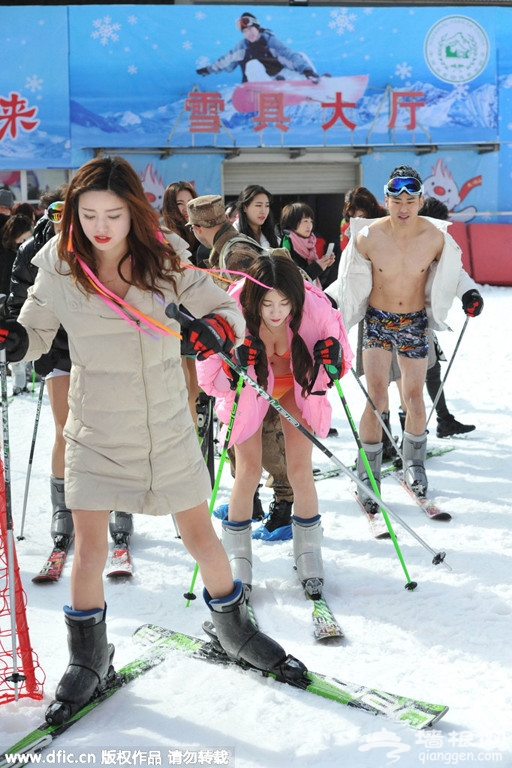 国人够大胆！比基尼美女滑雪场秀性感[墙根网]