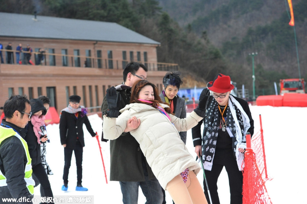 国人够大胆！比基尼美女滑雪场秀性感[墙根网]