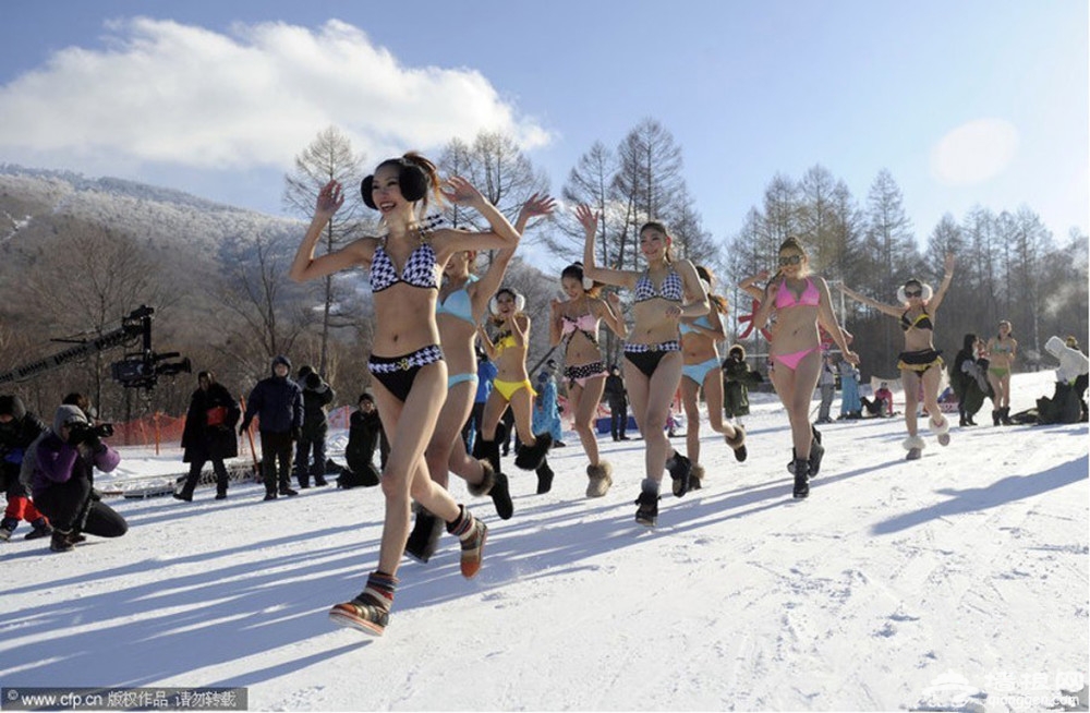 国人够大胆！比基尼美女滑雪场秀性感[墙根网]