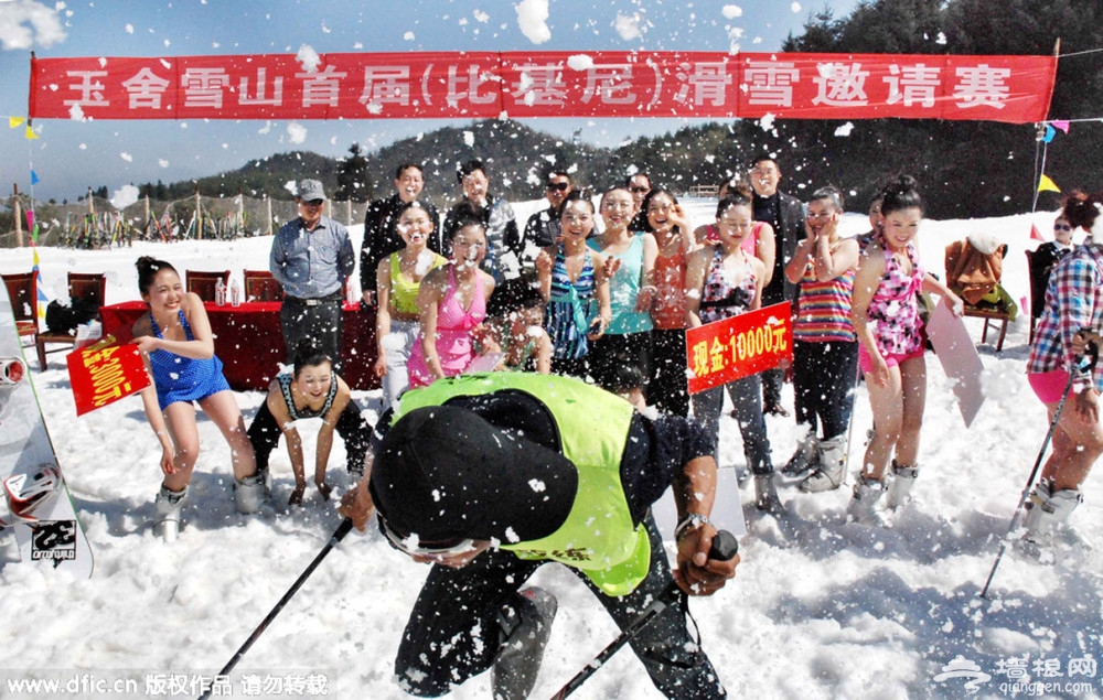 国人够大胆！比基尼美女滑雪场秀性感[墙根网]