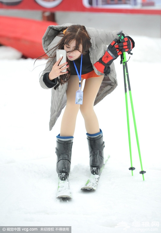 国人够大胆！比基尼美女滑雪场秀性感[墙根网]