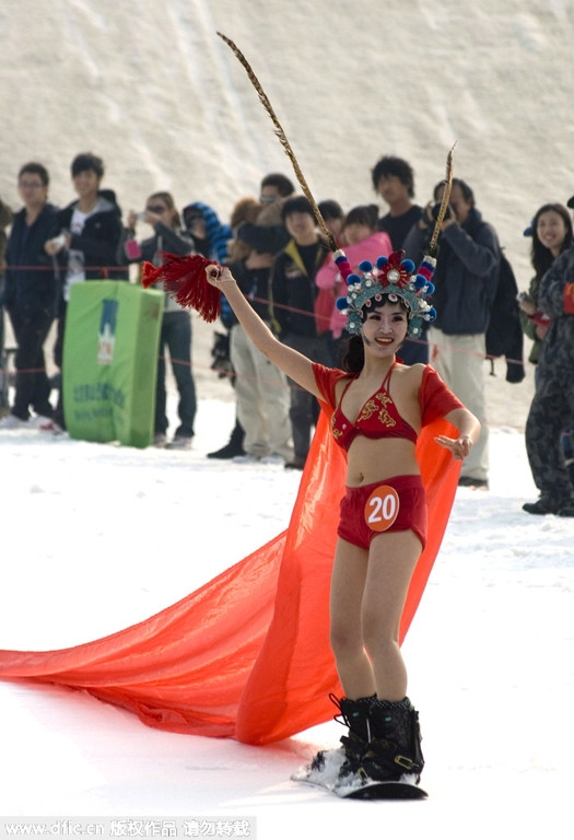 国人够大胆！比基尼美女滑雪场秀性感[墙根网]