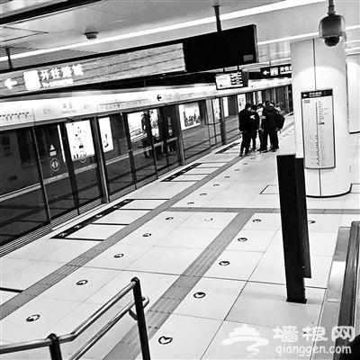 目击者拍到下了地铁后“北京人”和“外地人”亲密地围在一起说话