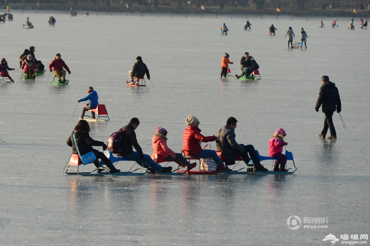 北京颐和园冰场周末迎数千滑冰游客[墙根网]