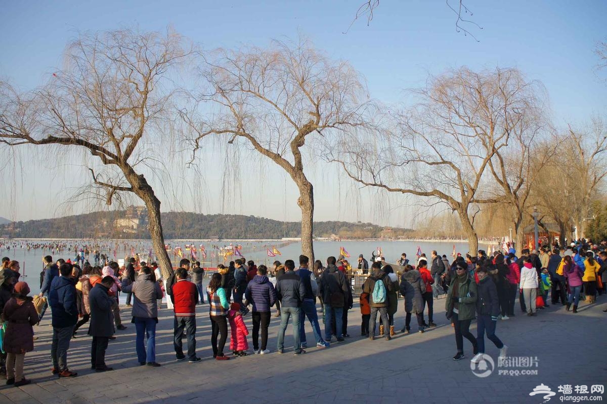 北京颐和园冰场周末迎数千滑冰游客[墙根网]