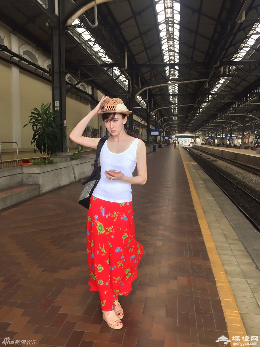 胡静旅行似少女 头戴小草帽显俏皮 网友：美哭我[墙根网]