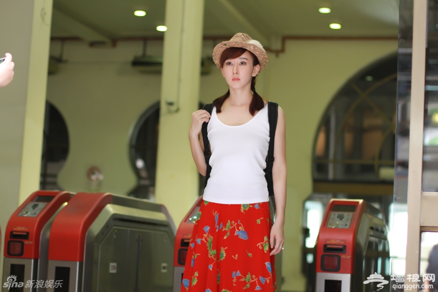 胡静旅行似少女 头戴小草帽显俏皮 网友：美哭我[墙根网]