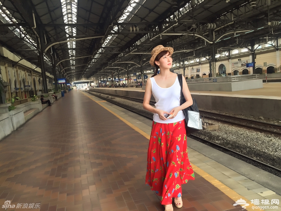 胡静旅行似少女 头戴小草帽显俏皮 网友：美哭我[墙根网]