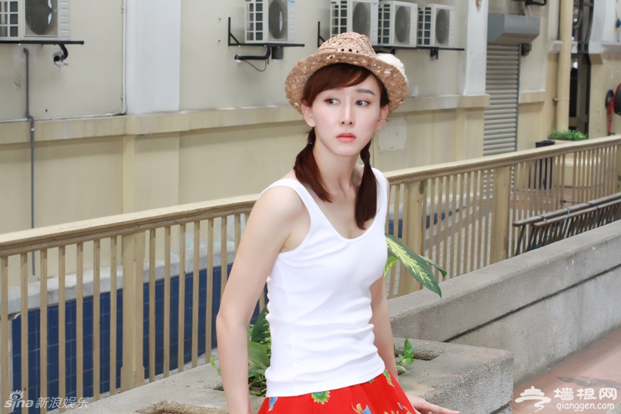 胡静旅行似少女 头戴小草帽显俏皮 网友：美哭我[墙根网]