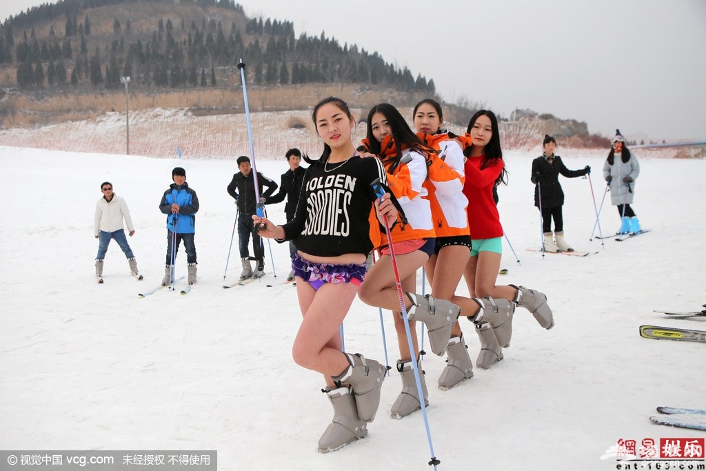 高阳山温泉滑雪场 美女穿比基尼滑雪秀长腿响应“无裤日”[墙根网]