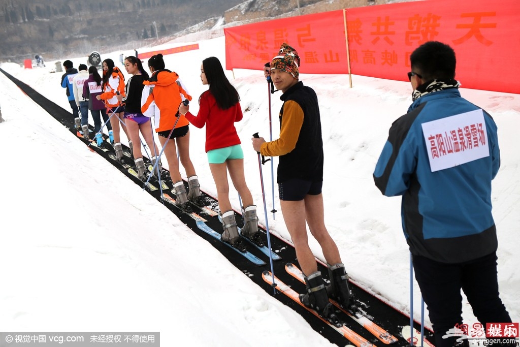 高阳山温泉滑雪场 美女穿比基尼滑雪秀长腿响应“无裤日”[墙根网]