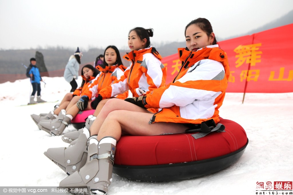 高阳山温泉滑雪场 美女穿比基尼滑雪秀长腿响应“无裤日”[墙根网]