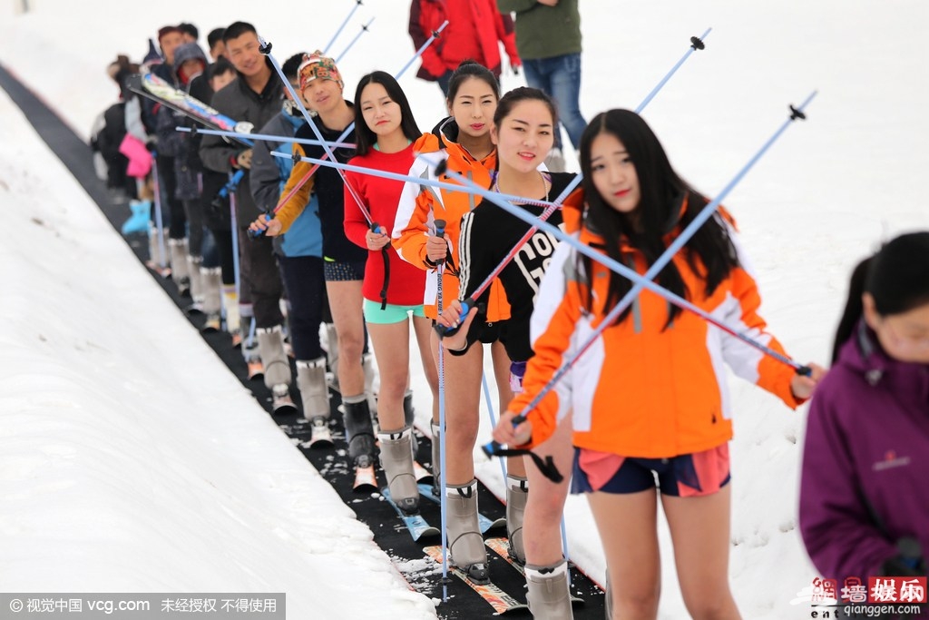 高阳山温泉滑雪场 美女穿比基尼滑雪秀长腿响应“无裤日”[墙根网]