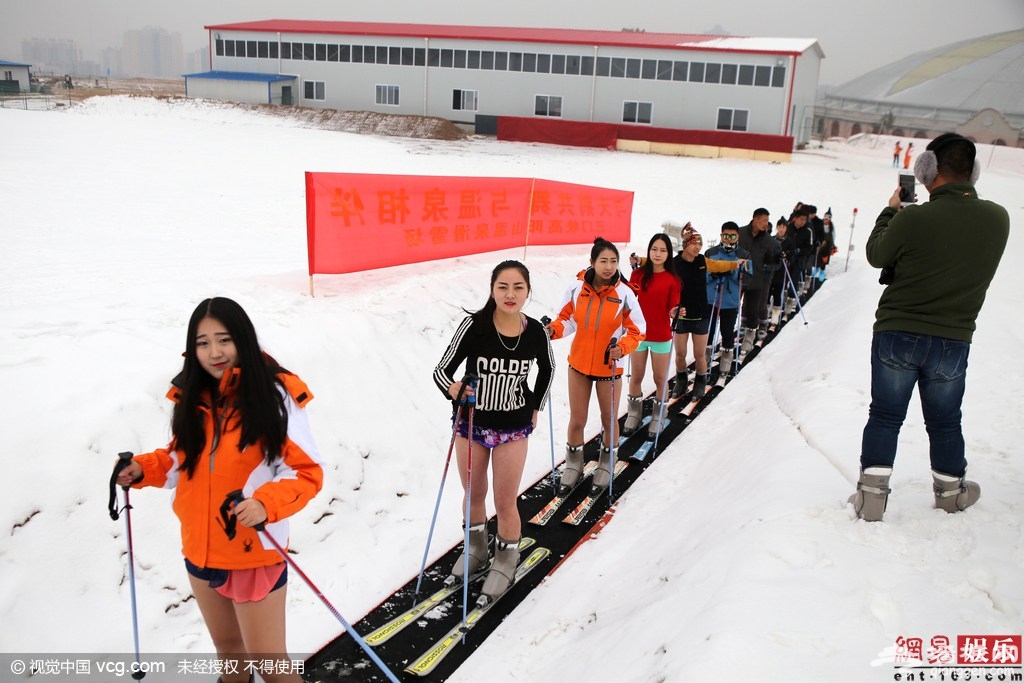 高阳山温泉滑雪场 美女穿比基尼滑雪秀长腿响应“无裤日”[墙根网]