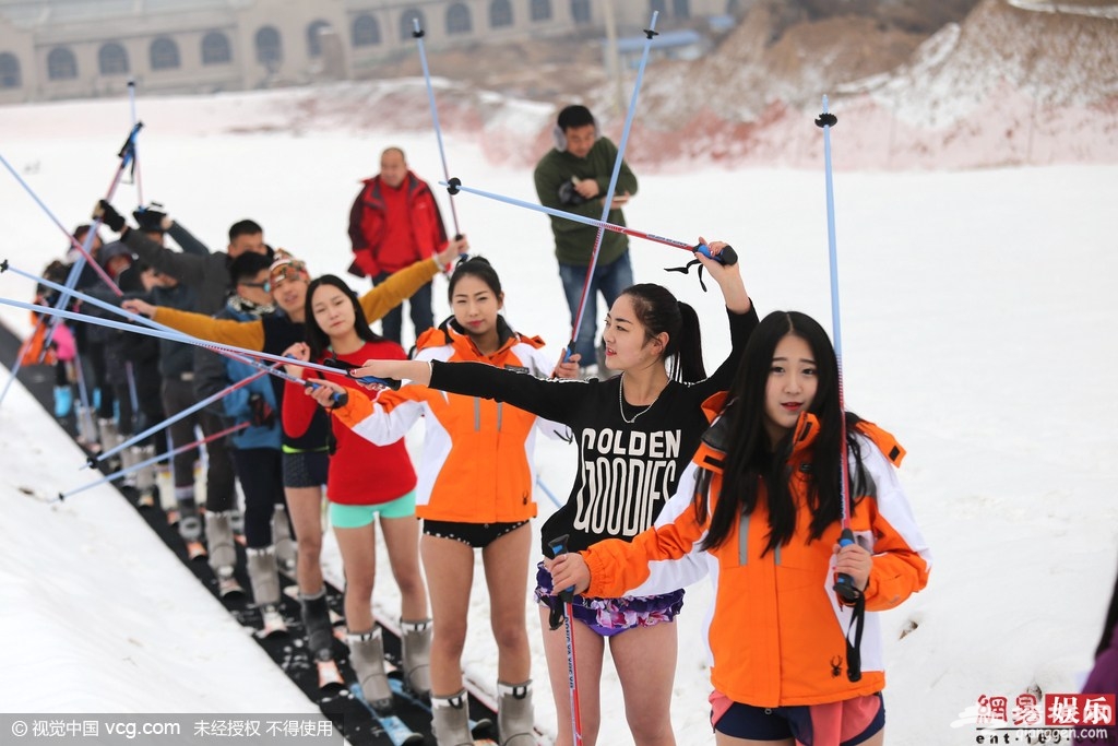 高阳山温泉滑雪场 美女穿比基尼滑雪秀长腿响应“无裤日”[墙根网]