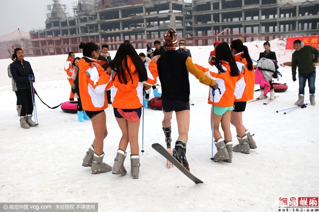 高阳山温泉滑雪场 美女穿比基尼滑雪秀长腿响应“无裤日”[墙根网]