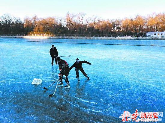 八一湖滑野冰 管理员劝导无效 爱好者在用生命娱乐[墙根网]