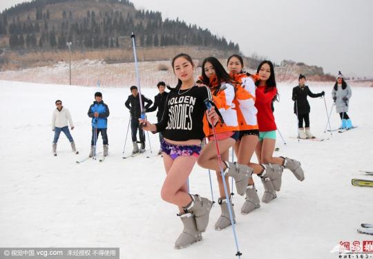 高阳山温泉滑雪场 美女穿比基尼滑雪秀长腿响应“无裤日”