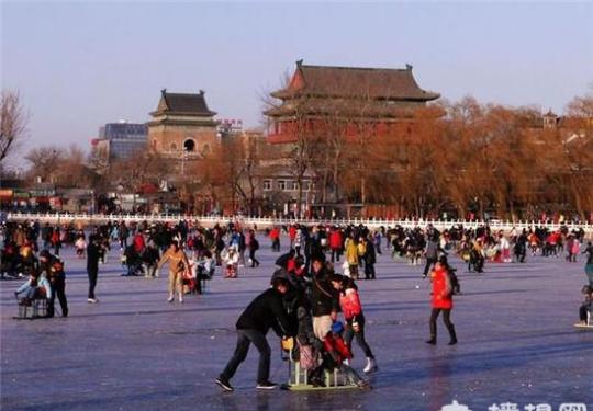 北京七大冰场热闹似庙会 野冰场有危险要当心