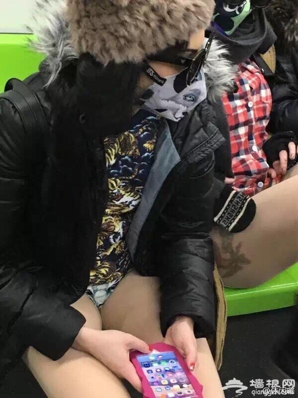网曝北京乘客穿内裤乘地铁[墙根网]