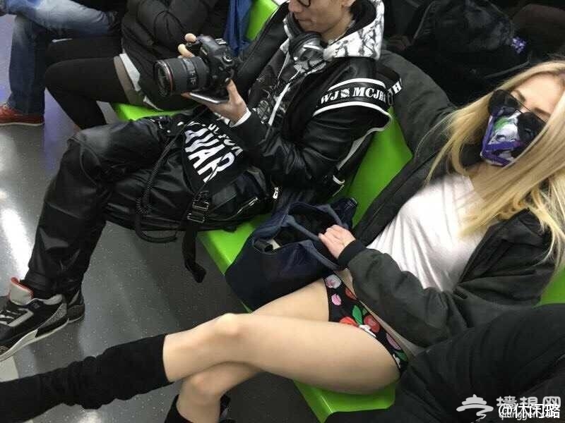网曝北京乘客穿内裤乘地铁[墙根网]