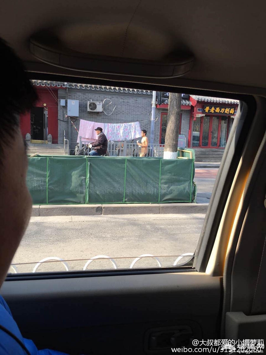 网曝东直门南小街有一男子裸奔[墙根网]