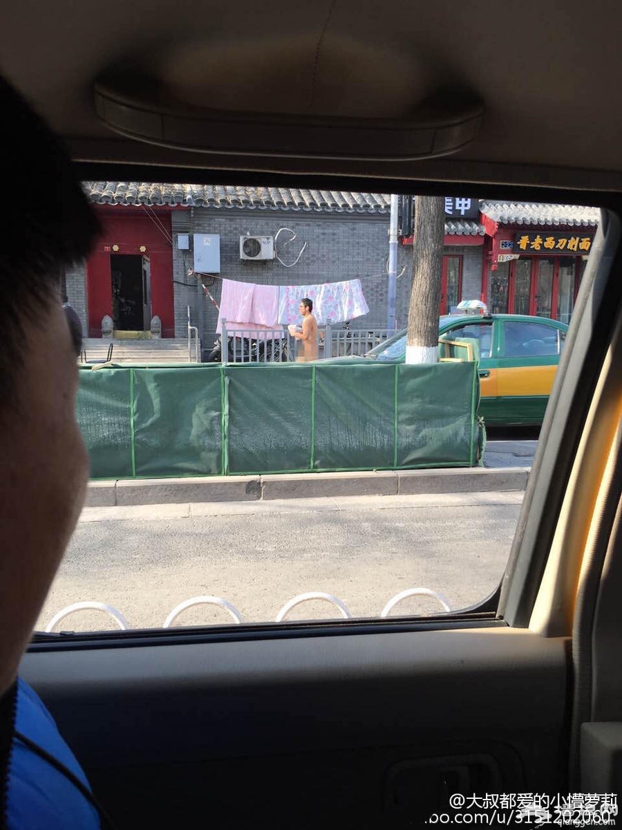 网曝东直门南小街有一男子裸奔[墙根网]