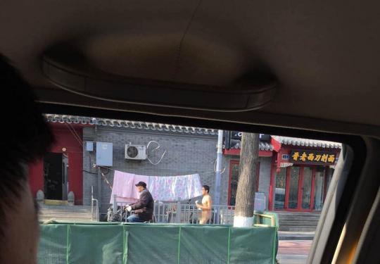 网曝东直门南小街有一男子裸奔