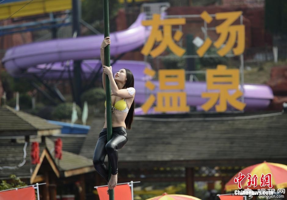 湖南宁乡灰汤举办爬杆比赛 美女泳衣上阵[墙根网]